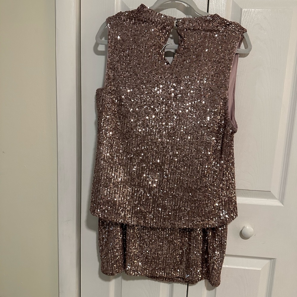 Great two pice outfit!! A pink rose gold sparkle for any event.
